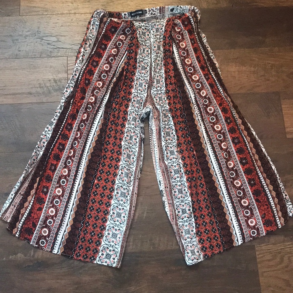 Split front Printed Pants • PrettyLittleThing